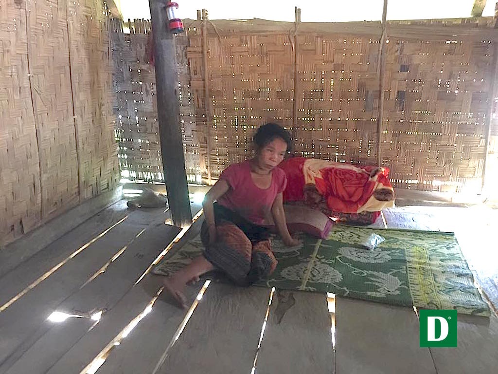 
Điều kiện gia đình nghèo, đường sá đi lại khó khăn nên chị Thương chỉ nằm ở nhà đắp lá rừng vào những chỗ ong cắn mà không đến trạm y tế.
