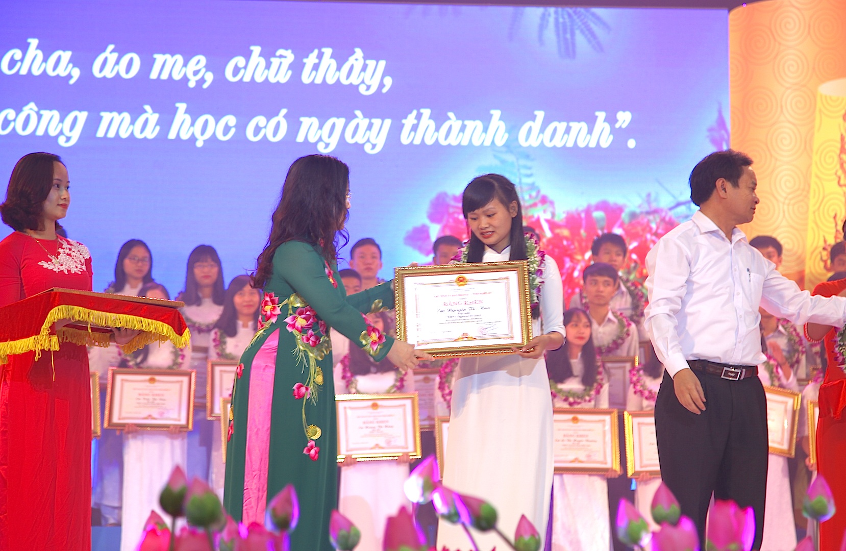 Tuyên dương những bông hoa tiêu biểu nhất của giáo dục xứ Nghệ - 2 Em Nguyễn Thị Hòa (trú tại xóm 9, xã Xuân Tường, huyện Thanh Chương, Nghệ An) nhân vật trong bài viết “Nữ sinh mồ côi cha mẹ cật lực làm thuê kiếm tiền vào đại học” nhận bằng khen của UBND tỉnh trong đêm tuyên dương.