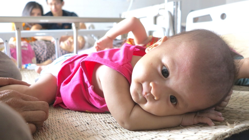 Xót xa chồng bế con nhỏ ngồi ở cửa bệnh viện xin tiền chữa bệnh cho vợ - 11 Chúng lặng lẽ bên mẹ mình, như một nguồn động lực giúp mẹ trong cuộc chiến với bệnh tật.