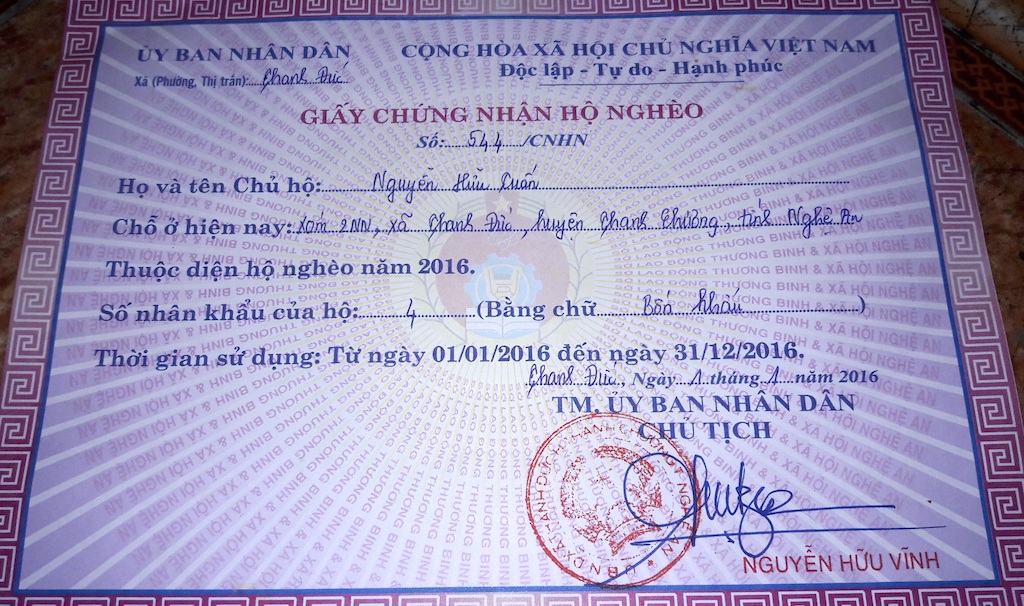 Xót xa chồng bế con nhỏ ngồi ở cửa bệnh viện xin tiền chữa bệnh cho vợ - 13 Giấy chứng nhận hộ nghèo.