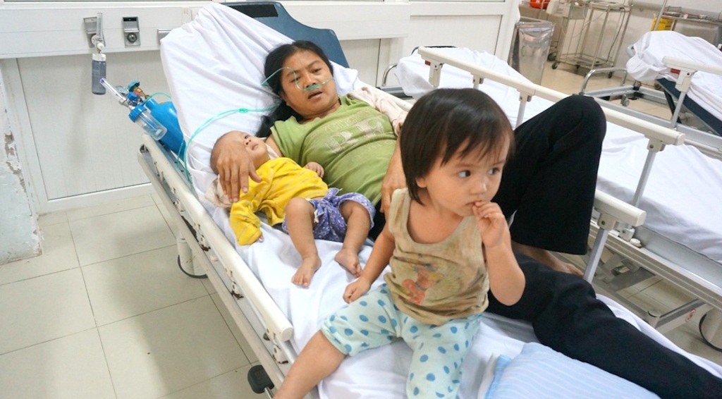 Xót xa chồng bế con nhỏ ngồi ở cửa bệnh viện xin tiền chữa bệnh cho vợ - 6 Nhờ sự giúp đỡ của mọi người anh đã có tiền nhập viện cho vợ, nhưng anh phải để vợ ở lại bệnh viện 1 mình cùng 2 đứa con thơ rồi lại tất tả về nhà lo cho con gái đầu đang gửi ở nhà hàng xóm.