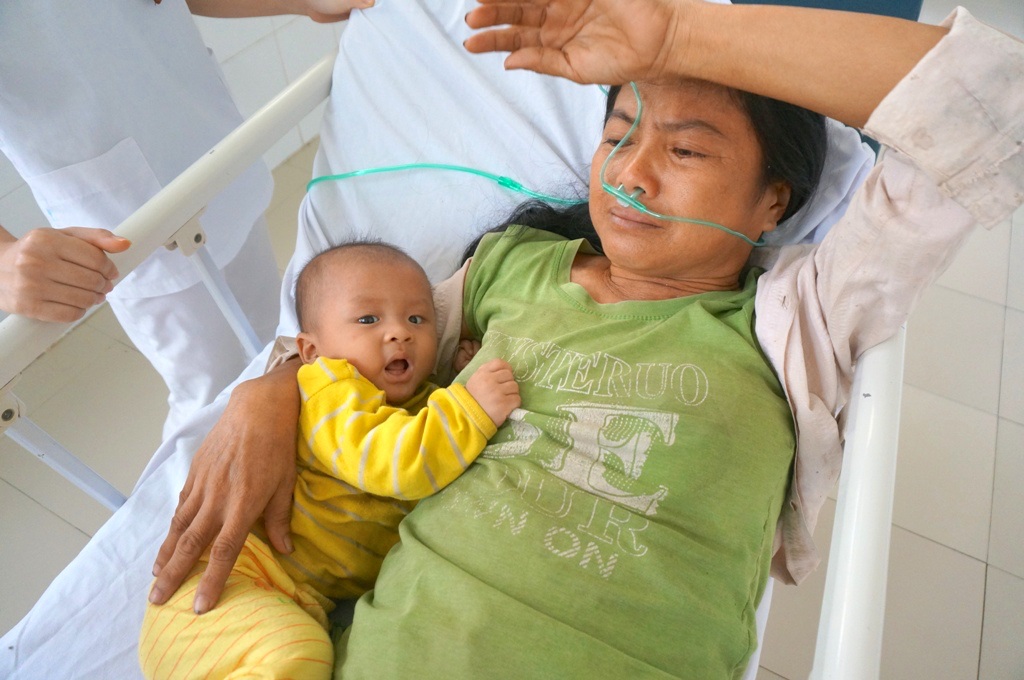 Xót xa chồng bế con nhỏ ngồi ở cửa bệnh viện xin tiền chữa bệnh cho vợ - 5 Xót xa chồng bế con nhỏ ngồi ở cửa bệnh viện xin tiền chữa bệnh cho vợ - 5