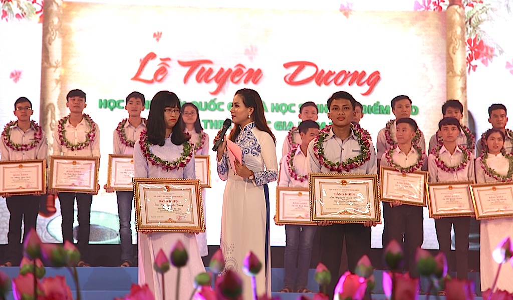 Tuyên dương những bông hoa tiêu biểu nhất của giáo dục xứ Nghệ - 1 Thủ khoa khối A Trần Quỳnh Trang và Thủ khoa khối B Nguyễn Tiến Dũng chia sẻ cảm xúc tại lễ tuyên dương.