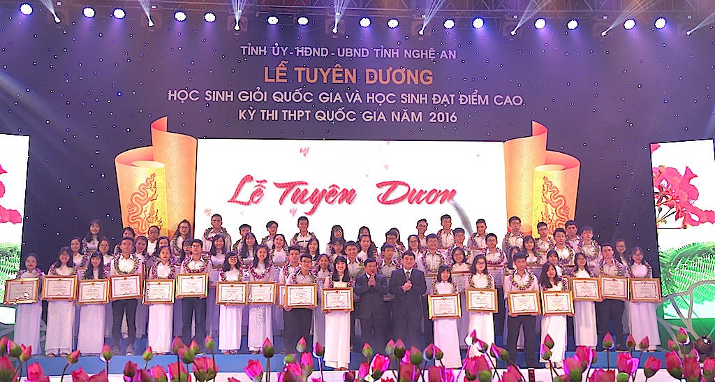 Tuyên dương những bông hoa tiêu biểu nhất của giáo dục xứ Nghệ - 3 Trong kỳ thi HSG Quốc gia năm học 2015 - 2016, tỉnh Nghệ An tiếp tục duy trì vị trí tốp đầu của cả nước với 85 học sinh đạt giải, trong đó, có 7 giải Nhất, 31 giải Nhì, 26 giải Ba, và 21 giải Khuyến khích.