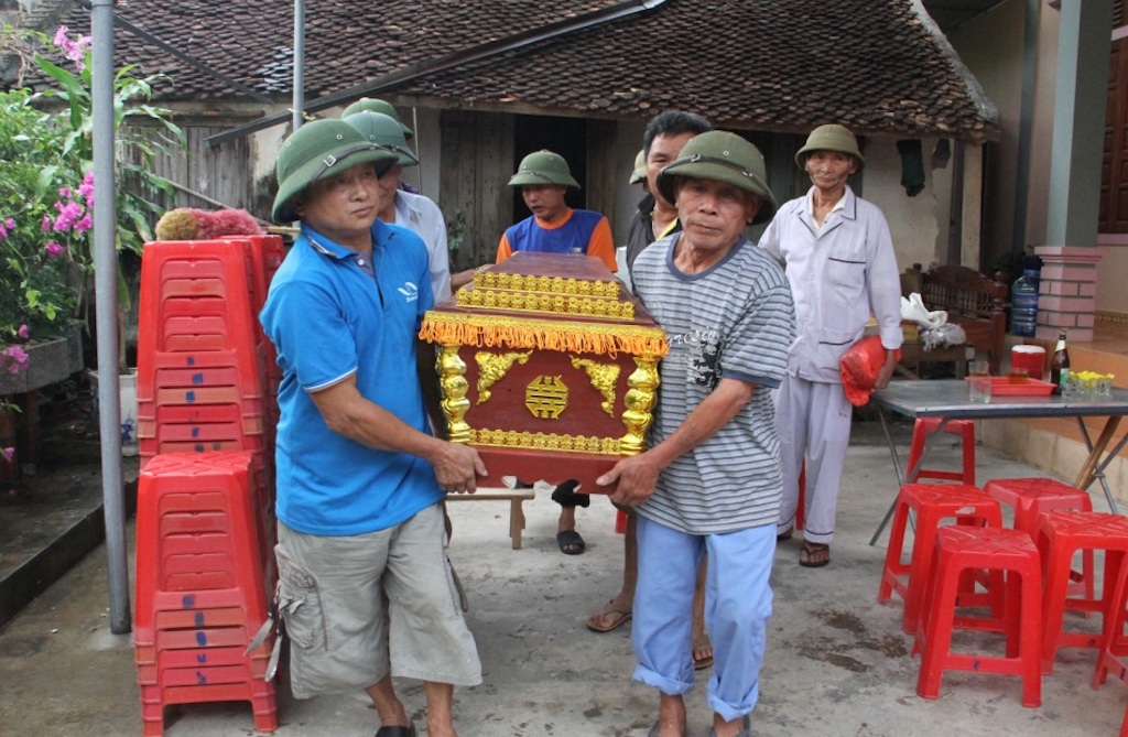 Vụ bị can tử vong ở công an huyện: Nguyên nhân do bệnh lý? - 2 Thi thể ông Quân được đưa đi mai táng.