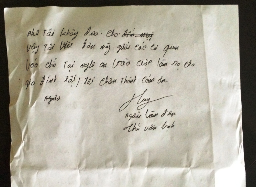 
Đơn tố cáo của anh Thái Văn Hạnh gửi tới báo Dân trí. Trong đơn này anh Hạnh tố cáo ông Nguyễn Tiến Đồng đã nhận 7.000.000 triệu đồng khi làm sổ đỏ.
