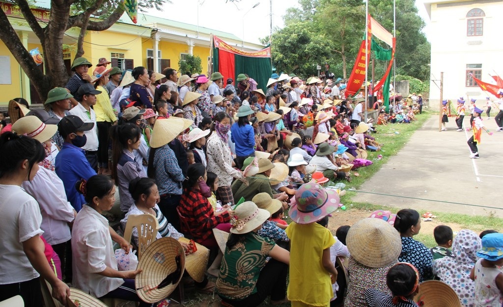 
Hàng ngàn người dân có mặt để theo dõi các hội thi.
