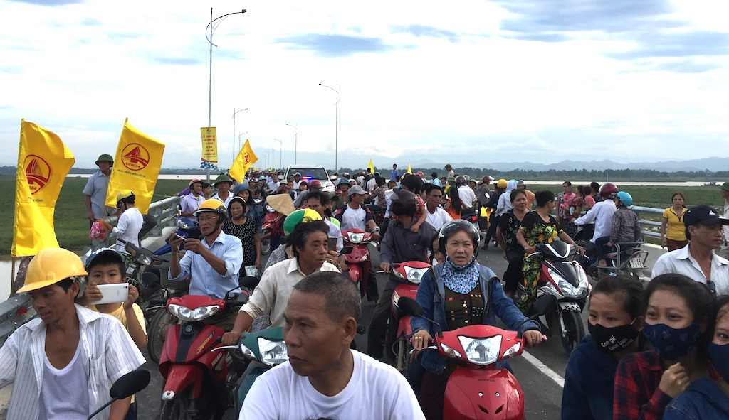 Cầu bắc qua Sông Lam tắc nghẽn kinh hoàng trong ngày khánh thành - 3 Cầu bắc qua Sông Lam tắc nghẽn kinh hoàng trong ngày khánh thành - 3