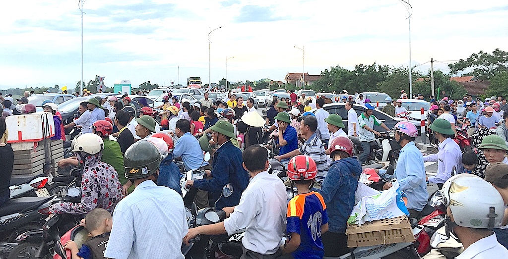 Cầu bắc qua Sông Lam tắc nghẽn kinh hoàng trong ngày khánh thành - 7 Hàng ngàn người chen chân ở đường ven sông Lam.