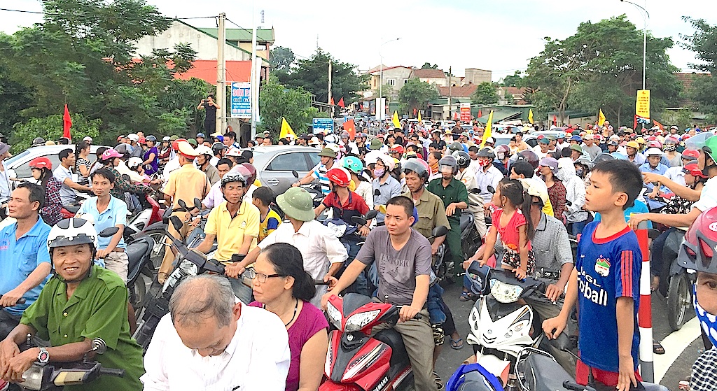 Cầu bắc qua Sông Lam tắc nghẽn kinh hoàng trong ngày khánh thành - 17 Hàng vạn người chen chân khiến cho giao thông tắc nghẽn.