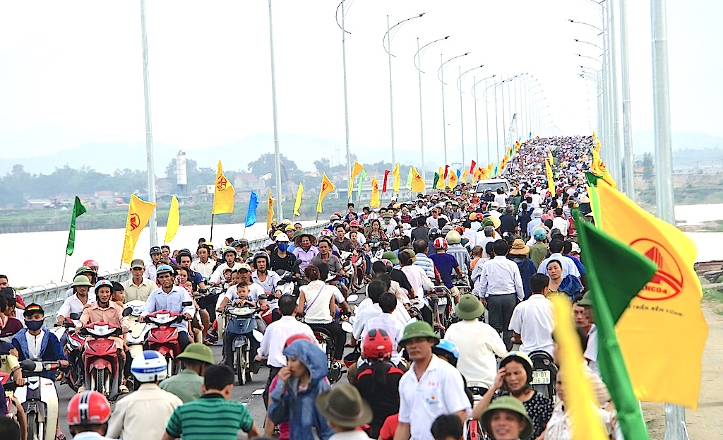 Cầu bắc qua Sông Lam tắc nghẽn kinh hoàng trong ngày khánh thành - 6 Lượng người háo hức lên cầu đột ngột nên đã gây ách tắc kéo dài chưa từng xảy ra khi khánh thành một chiếc cầu như hôm nay.