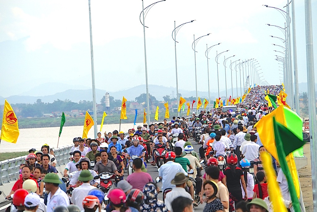 Cầu bắc qua Sông Lam tắc nghẽn kinh hoàng trong ngày khánh thành - 12 Trong nhiều năm qua, chưa từng có tiền lệ khi khánh thành cầu mà bị ách tắc như thế này.