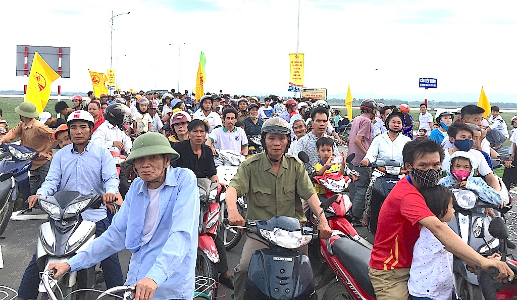 Cầu bắc qua Sông Lam tắc nghẽn kinh hoàng trong ngày khánh thành - 9 Chen chân lên cầu.