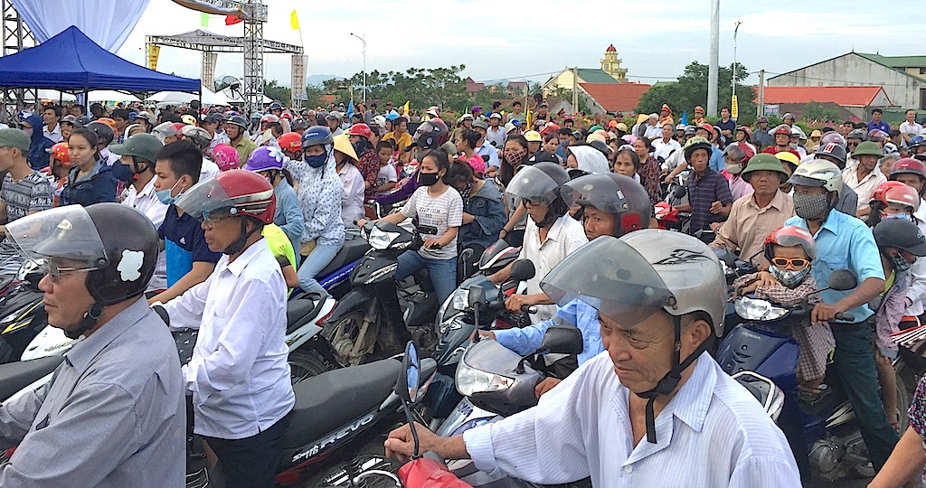 Cầu bắc qua Sông Lam tắc nghẽn kinh hoàng trong ngày khánh thành - 11 Cầu bắc qua Sông Lam tắc nghẽn kinh hoàng trong ngày khánh thành - 11