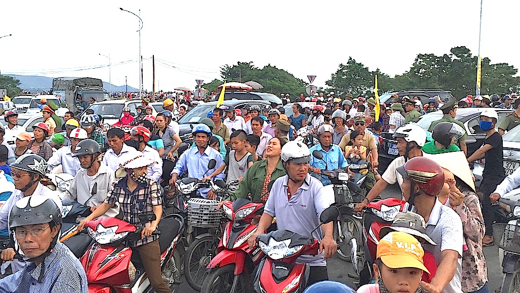 Cầu bắc qua Sông Lam tắc nghẽn kinh hoàng trong ngày khánh thành - 13 Cầu bắc qua Sông Lam tắc nghẽn kinh hoàng trong ngày khánh thành - 13