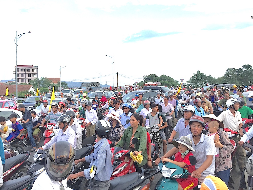 Cầu bắc qua Sông Lam tắc nghẽn kinh hoàng trong ngày khánh thành - 14 Cầu bắc qua Sông Lam tắc nghẽn kinh hoàng trong ngày khánh thành - 14