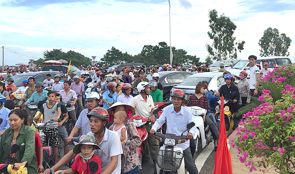 Cầu bắc qua Sông Lam tắc nghẽn kinh hoàng trong ngày khánh thành - 15 Vật vã, chen chân để được lên cầu mới bắc qua Sông Lam trong ngày khánh thành.