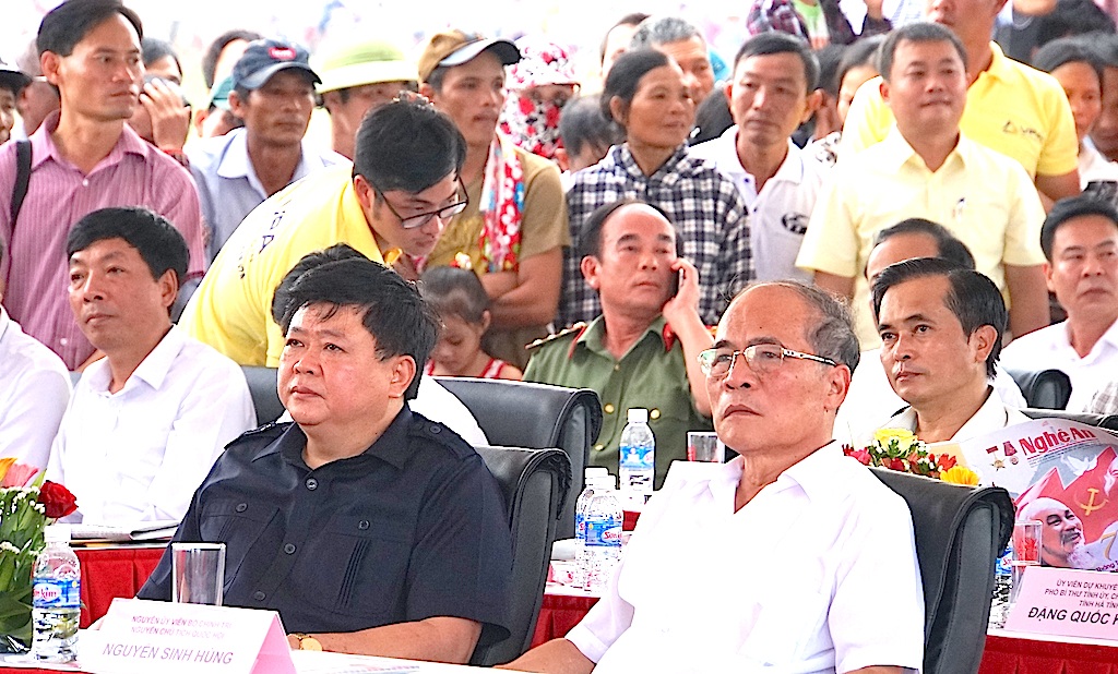Hàng vạn người dân phấn khởi trong ngày khánh thành cầu bắc qua sông Lam - 2 Ông Nguyễn Sinh Hùng - Nguyên Ủy viên Bộ Chính trị, nguyên Chủ tịch Quốc hội cùng ông Nguyễn Thế Kỷ - Tổng Giám đốc Đài Tiếng nói Việt Nam cũng về dự lễ long trọng này.