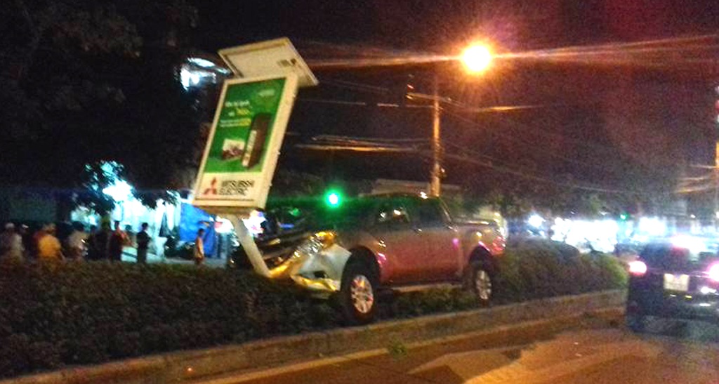 Xe leo lên dải phân cách trên đường Nguyễn Sỹ Sách, TP Vinh tối 3/9.