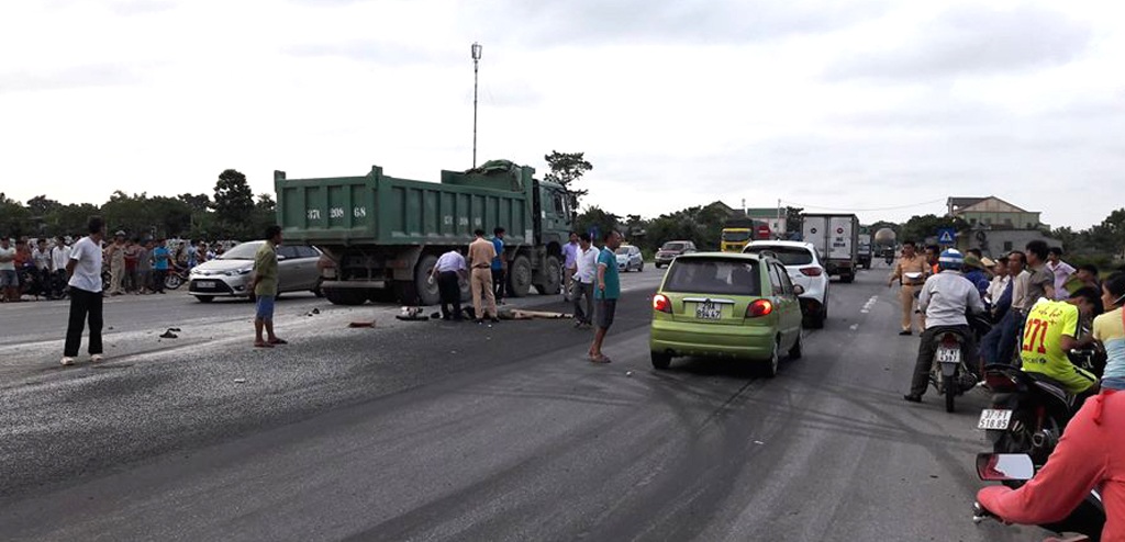 Hiện trường người đàn ông tử vong tại chỗ và người dân kéo đến xem rất đông.