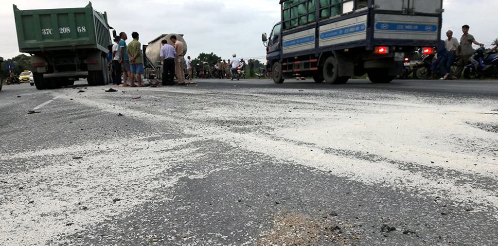 
Gạo trên xe vương vãi trên quốc lộ 1A.
