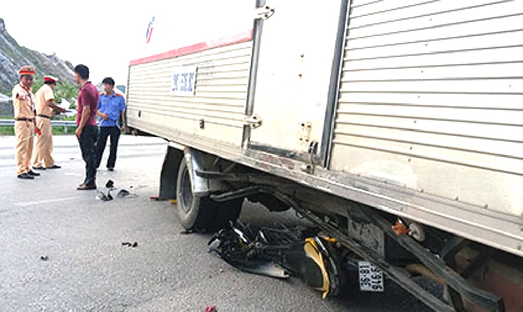 Xe tải đông lạnh kéo xe máy vào gầm khiến 2 người bị thương ở TX Hoàng Mai.