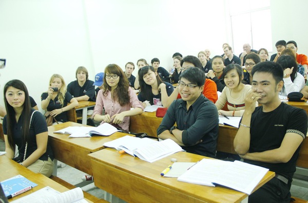 Thực hiện ước mơ Dược sĩ tại HUTECH - 3 Sinh viên HUTECH thường xuyên được giao lưu với sinh viên quốc tế để tăng cường trình độ Tiếng Anh