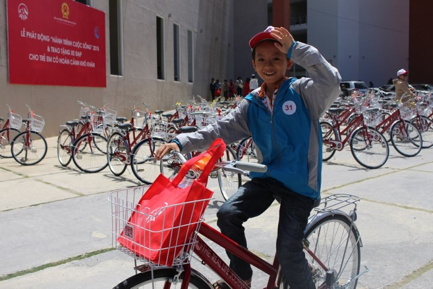 Niềm vui của các em trên những chiếc xe đạp mới được tặng