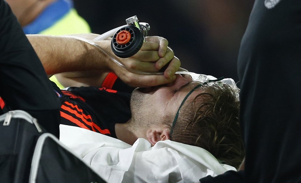 Cận cảnh pha gãy chân kinh hoàng của Luke Shaw - 9 Những giọt nước mắt đã đổ trên gương mặt của hậu vệ trẻ này.