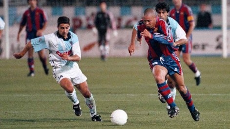 Ronaldo: Một cỗ máy săn bàn mang tên Ronaldo khác từng khiến cả thế giới khiếp đảm. Một thời ngay cả đối thủ cũng phải choáng ngợp trước những gì Người ngoài hành tinh làm được cùng trái bóng. Những chấn thương đầu gối liên miên khiến Ronaldo ít nhiều sa sút phong độ, những pha đi bóng như rẽ nước dần mất đi. Dù vậy, anh vẫn nằm trong số những tiền đạo hay nhất thế giới suốt một thời gian dài. Ronaldo kết thúc sự nghiệp với 352 bàn thắng sau 518 lần ra sân.