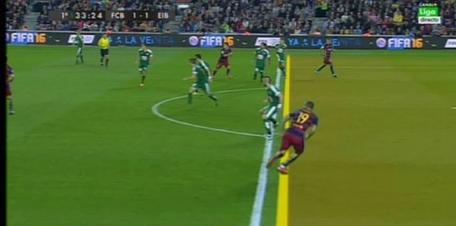 Trọng tài bỏ qua lỗi việt vị giúp Luis Suarez ghi bàn - 1 Hình ảnh cho thấy Sandro đã việt vị