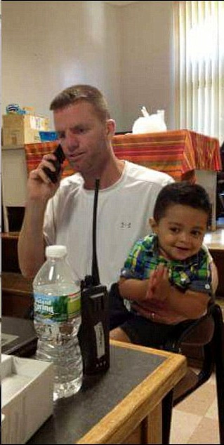 Hiếm có cảnh thầy bế con giúp trò - 2 
Thầy Tommy Guy, giáo viên trường Commerce đang bế bé Javiour