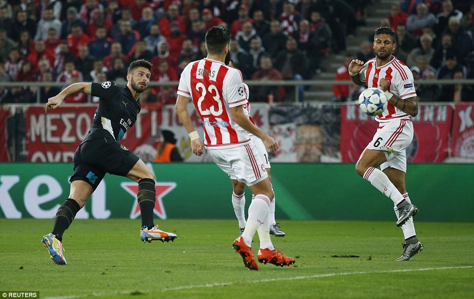 Hạ gục Olympiakos, Arsenal vượt qua vòng bảng Champions League - 1 Giroud mở tỉ số cho đội khách