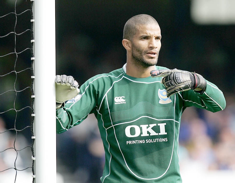 2. Quãng thời gian thi đấu cho Liverpool, Aston Villa, West Ham, Manchester City và Portsmouth giúp David James có 169 trận giữ sạch lưới. Kỷ lục của anh mới bị Cech phá trong thời gian gần đây.