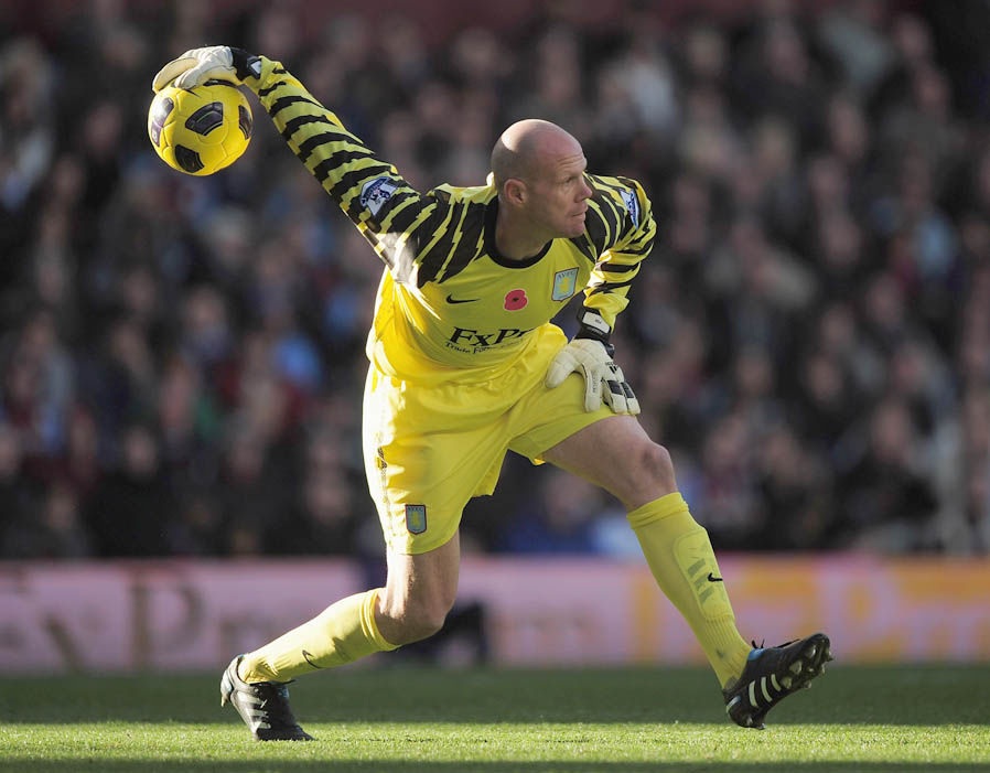 8. Thủ thành người Mỹ Brad Friedel giải nghệ vào năm ngoái ở tuổi 43. Trong suốt sự nghiệp của mình, anh giữ sạch lưới trong 132/450 trận thi đấu ở giải Ngoại hạng Anh.