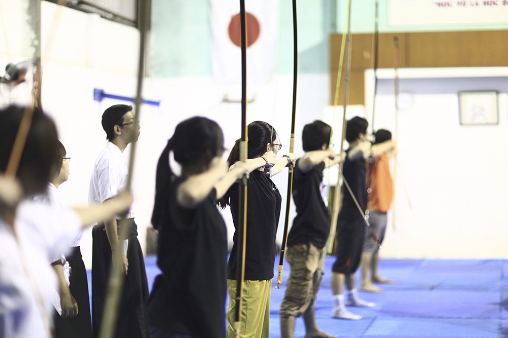 Hà Nội: Thú chơi bắn cung giá... nghìn đô hút giới trẻ - 9 Với người Nhật, thực tế cung đạo không hẳn là môn thể thao mà còn được coi như là một nghi thức tôn giáo. Tư tưởng của Kyudo nói về năng lực phát huy từ việc rèn luyện sự kiên nhẫn. Vì vậy, trước khi được bắn cung thật, học viên phải trải qua việc học những nghi lễ trong cung đạo như ngồi thiền để thực sự tĩnh tâm.