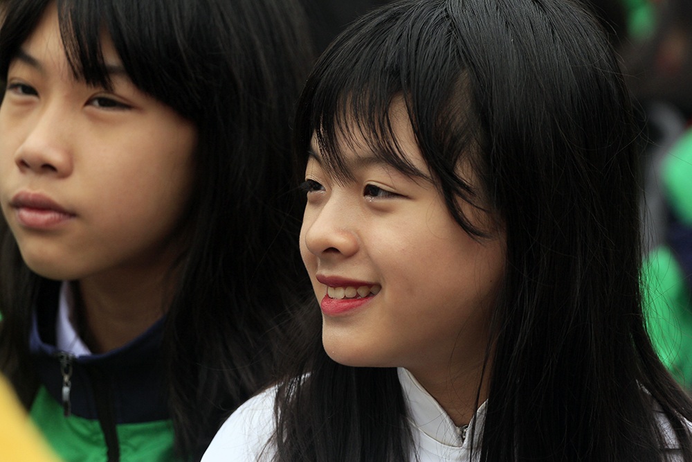 Hồng Khanh, cô con gái út của diễn viên Chiều Xuân từng tham dự The Voice Kids tham gia biểu diễn cùng dàn đồng ca trường THCS Nguyễn Tri Phương tại Ngày Thơ Việt Nam XIV vào ngày Rằm tháng Giêng 22/2 tại Văn Miếu, Quốc Tử Giám