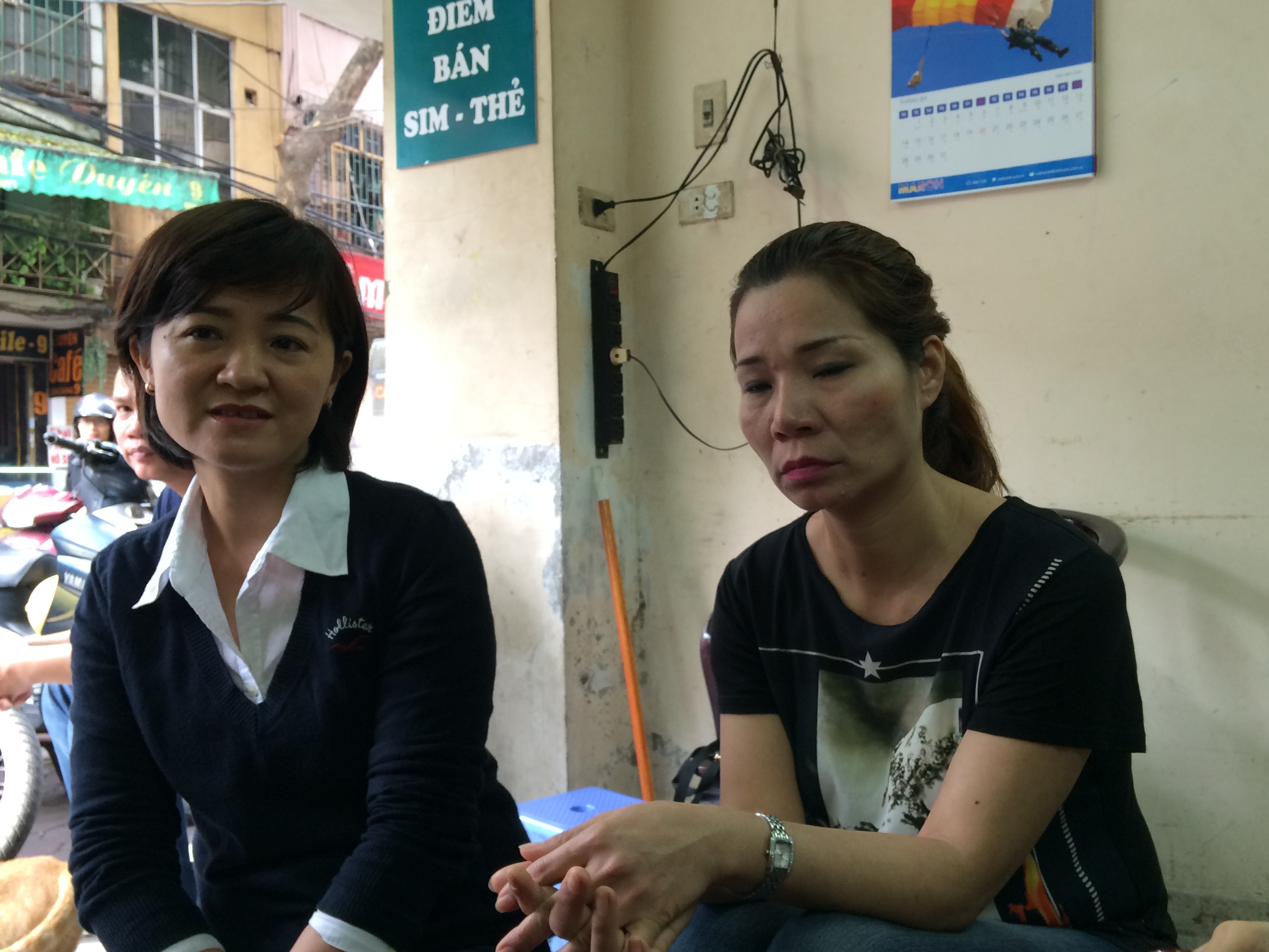 Chị Tạ Thị Thu Trang (phải) cùng chị Tạ Thị Thu Vân