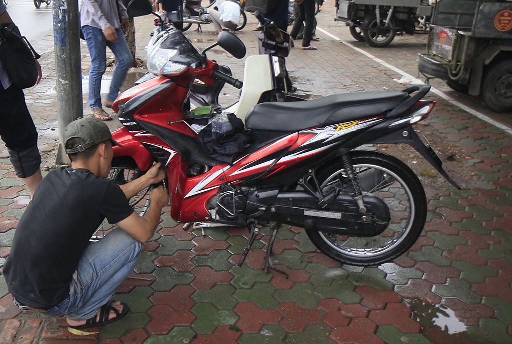 
Lực lượng thợ sửa xe máy xuất hiện khá đông quanh các khu vực bị lụt nặng.
