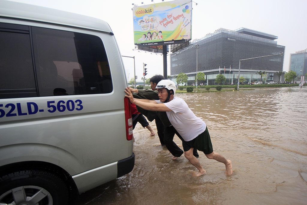 Bên cạnh đó, còn có dịch vụ... đẩy xe ô tô giá cũng 50 - 100.000 đồng trở lên tùy khoảng cách