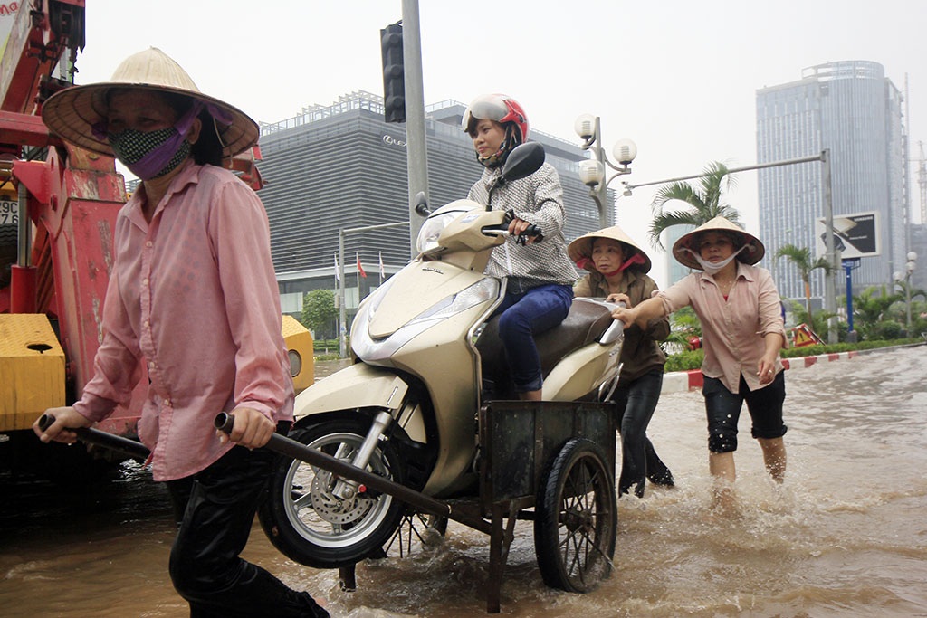 Để thoát lụt đến cơ quan, nhiều người đành chấp nhận sử dụng dịch vụ giá cao này