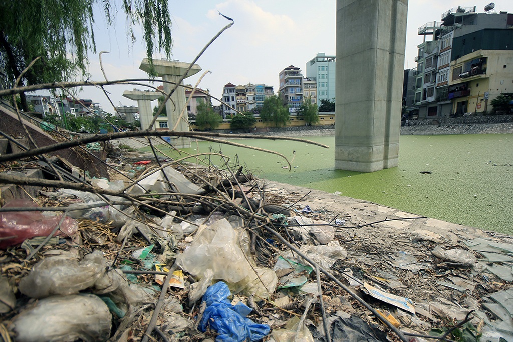 
Hồ Hào Nam bị thu hẹp để phục vụ dự án đường sắt trên cao. Khoảng diện tích còn lại của mặt hồ rác thải chất đống ngổn ngang. 
