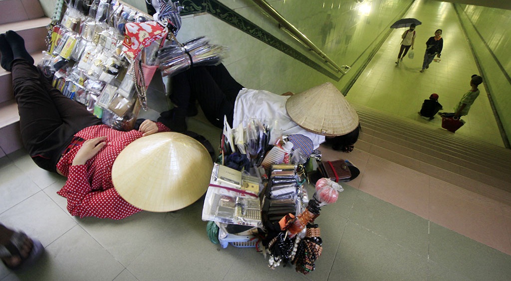 
Hầm đường bộ trên một trục đường lớn ở quận Thanh Xuân trở thành điểm nghỉ trưa lý tưởng cho những người bán hàng rong.
