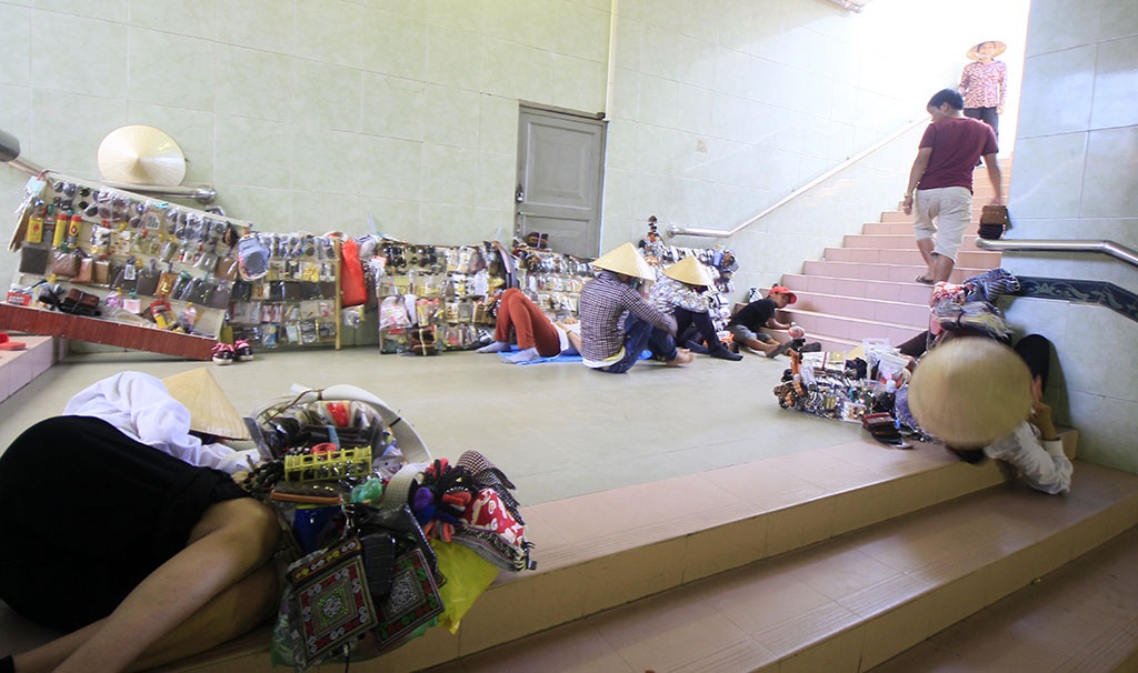 
Vào buổi trưa, khi nhiệt độ ngoài trời lên đến hơn 40 độ C, những địa điểm như thế này thực sự là nơi nghỉ ngơi lý tưởng cho những người bán hàng rong.
