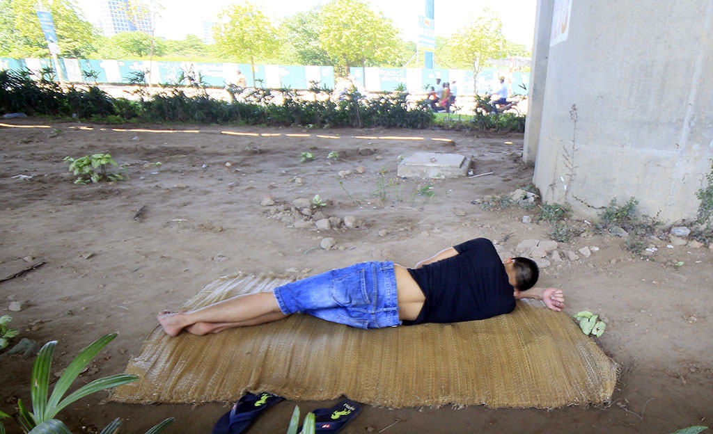 
Có người còn chuẩn bị cả chiếu để ngủ trưa.
