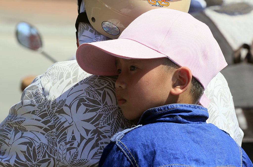 
Trên đường, đối tượng dễ bị tác động bởi thời tiết nắng nóng nhất là trẻ nhỏ.
