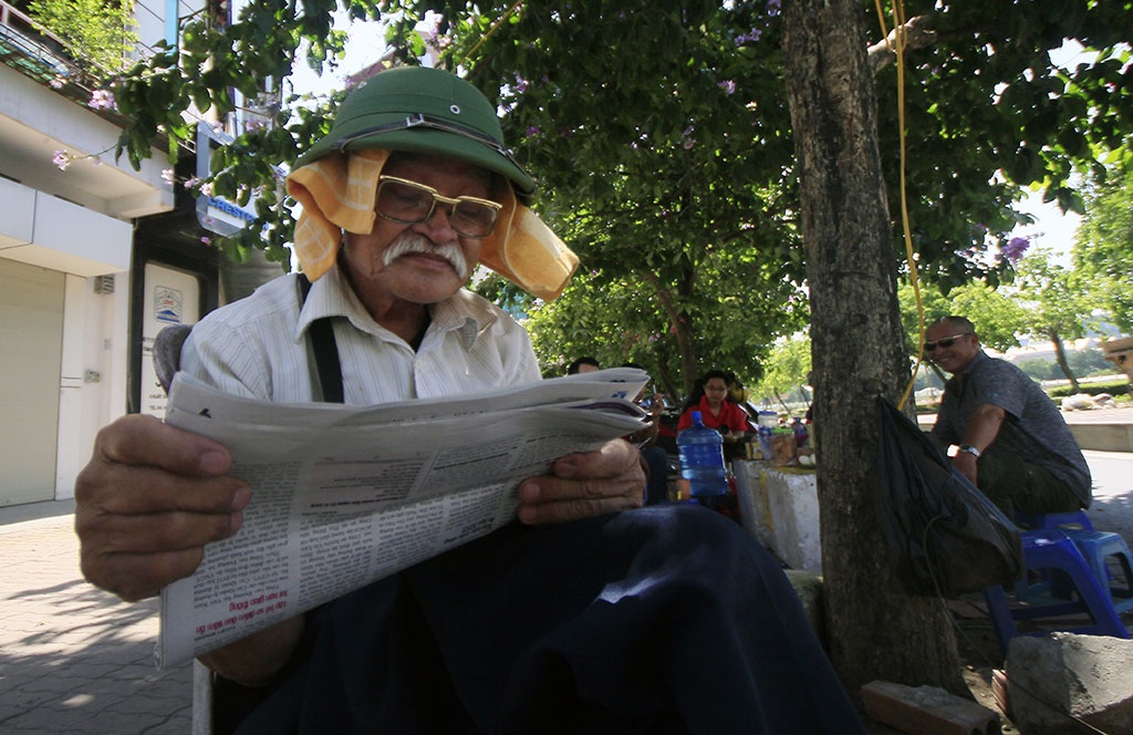
Ông Thành (80 tuổi, ở Thanh Xuân) giải nhiệt bằng khăn ướt trên đầu.
