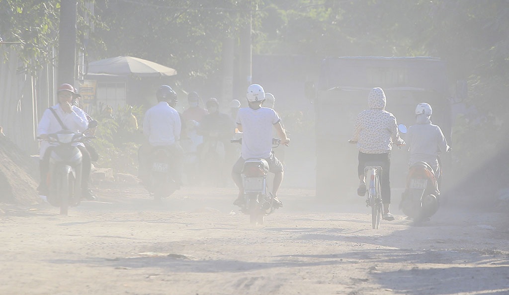 
Không chỉ bụi mù trời khi trời khô hanh, đoạn đường này những ngày mưa ướt còn trở nên lầy lội, người dân đi lại rất vất vả.
