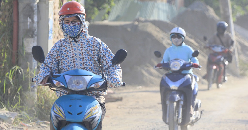 
Vì đường quá bụi, có người đi xe máy qua đây phải dùng tới hai chiếc khẩu trang.
