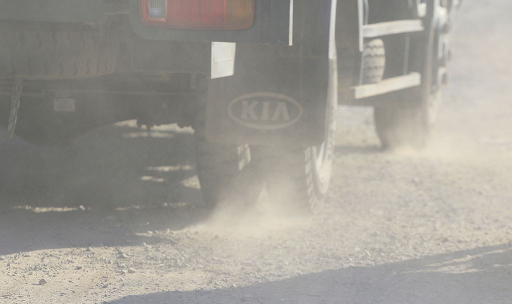 
Đây cũng là đoạn đường có nhiều xe lớn qua lại, mỗi lần như vậy lại khiến khói bụi bay mù mịt.
